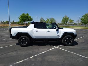 G M HUm-m Er EV Pickup Edición 1 2022, 1000 Caballos de Fuerza, Tracción en las Cuatro Ruedas, Techo Desmontable, Asientos de Cuero, Faros LED, Techo Panorámico Automático - Product Image 4