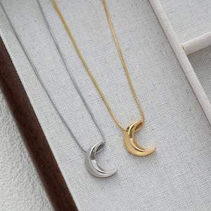 Collier pendentif croissant de lune en acier inoxydable, bijoux minimalistes pour femmes, chaîne serpent argentée ou dorée, cadeau quotidien - Product Image 2