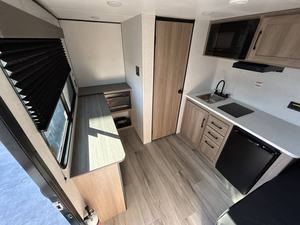 Nouvelles caravanes de voyage Keystone C-o-l-e-m-a-n 13R 2026 en gros - Product Image 4