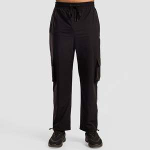 Pantalon décontracté pour homme avec poches flexibles en noir, taille XL, saison hiver/printemps, coupe ajustée en coton tissé avec plis, logo sur la taille - Product Image 2