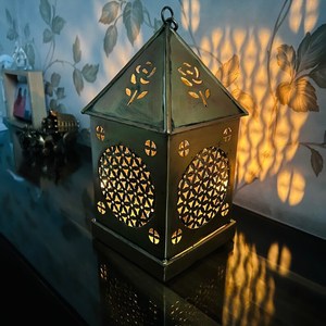 Finition dorée de luxe avec fenêtres en verre Lanterne en métal pour la décoration intérieure ou la décoration de fête Disponible à un prix abordable pour l'exportation en vrac - Product Image 3