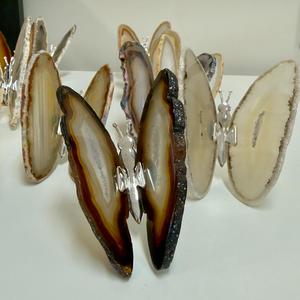 Collier pendentif papillon en agate naturelle, pierre précieuse colorée, tranche de pierre irrégulière sculptée, bijou cadeau - Product Image 1
