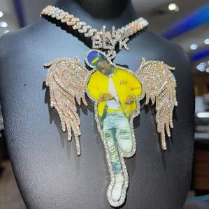 Cuidado Artesanal: Este Impresionante Colgante de Cadena Cubana con Diamantes Moissanite, Chapado en Oro sobre Plata de Ley, Radiante y Infantil - Product Image 2