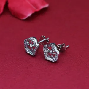 Boucles d'oreilles clous en argent 925 plaqué or rose, diamant taille émeraude, motif floral tendance pour mariage et fiançailles, avec saphir et perle principaux - Product Image 4