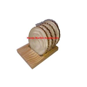 Ensemble de sous-verres en bois de prix de gros de vente directe d'usine avec la qualité polie de forme ronde de matériel de résine pour l'article décoratif d'hôtel - Product Image 5