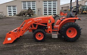 Tracteur utilitaire compact Kubota avec chargeur frontal, transmission hydrostatique, 4 roues motrices, capacité de charge - Product Image 3