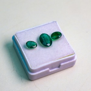 พลอยสังเคราะห์จากธรรมชาติรูปร่างผสมมรกตหลวมจำนวนมากสำหรับทำเครื่องประดับผู้ผลิตอินเดีย - Product Image 3