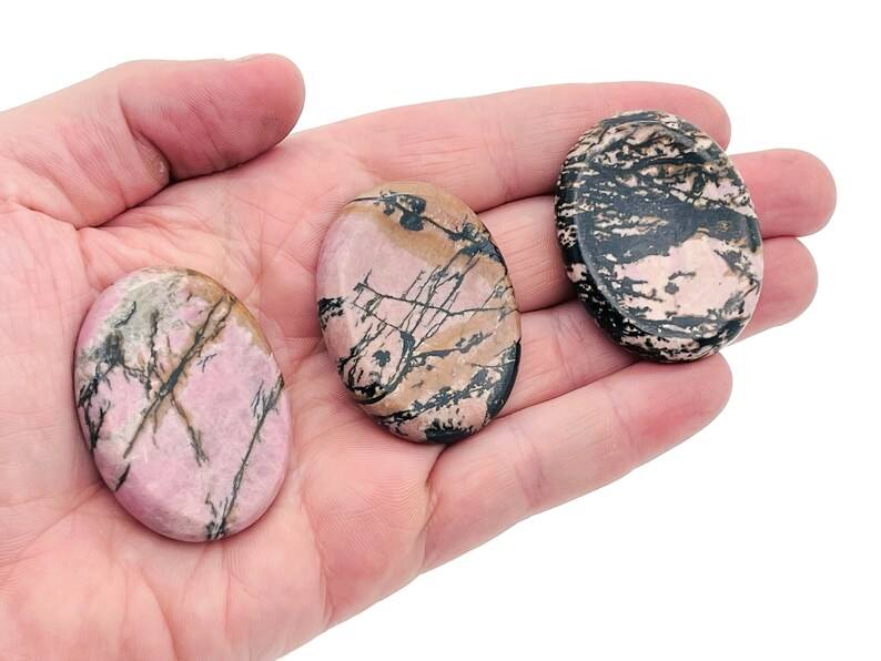 สีชมพูและสีดำ