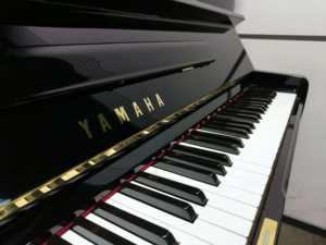 Piano droit Yamaha U1G de qualité supérieure, couleur noire, piano acoustique d'occasion japonais pour les musiciens professionnels, approvisionnement en usine - Product Image 2