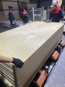 Lámina de Contrachapado Comercial de Bajo Precio 4x8 18mm Personalizada con Núcleo Mixto de Chapa de Abedul y Pegamento E0, Anticorrosión, Garantía de 5 Años - Product Image 3