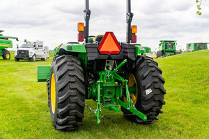 Trattore Agricolo Usato John Deere 4052M 4WD 110HP 35HP con Trasmissione a Ingranaggi e Pompa Motore - Il Più Venduto - Product Image 3