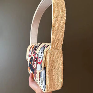 Bolso de Cuentas Rojo y Blanco - Bolso de Cuentas Hecho a Mano para Fanáticas Universitarias con Cierre de Cremallera - Patrón de Leopardo Personalizable - MOQ de 3 Piezas - Product Image 1