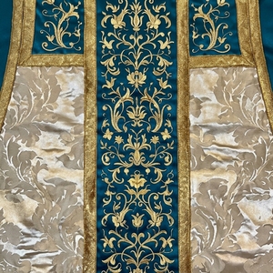 Chasuble romaine en soie turquoise personnalisée avec broderie florale dorée, vêtement liturgique pour prêtre catholique, pour la Messe - Product Image 3