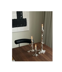 Portavelas de metal hecho a mano con acabado de oro antiguo y detalles ornamentados diseñados para la iluminación ambiental de la decoración vintage del hogar - Product Image 3