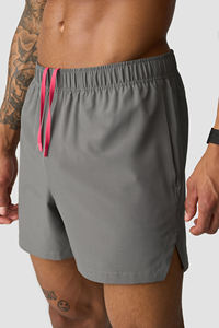 Short de sport de couleur grise personnalisé pour hommes avec coupe extensible, poche à fermeture éclair sécurisée, short imprimé avec logo personnalisé - Product Image 2