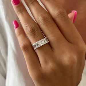 Elégante alliance pour l'éternité en diamant cultivé en laboratoire émeraude en or rose or blanc et argent avec certification IGI D E F - Product Image 5