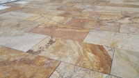 Carreaux de sol en travertin Capricho orange turc 2026, coupés transversallement, remplis et brossés, provenant de Turquie, pour terrasses et balcons intérieurs et extérieurs