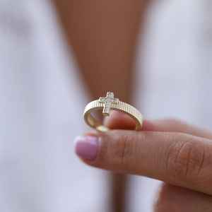 Anillo único de diamante cultivado en laboratorio redondo con formas cruzadas, anillo de regalo de ceremonia religiosa para mujer, joyería de regalo fina de oro sólido de 10K para ella - Product Image 6