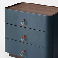 Table de chevet moderne en placage de noyer avec revêtement en cuir de selle, 3 tiroirs, design minimaliste pour chambre à coucher, salon, hôtel