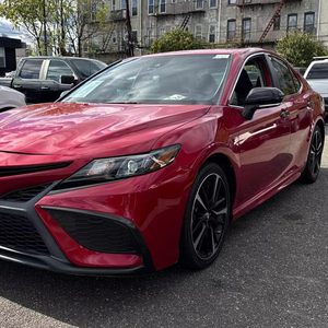 Toyota Camry SE Sport 2022, Tracción Delantera, Caja de Cambios Manual/Automática, Opciones de Neumáticos R18/R17, Turbo Izquierdo, Gasolina/Electricidad Claro/Oscuro - Product Image 1