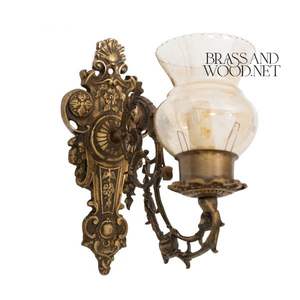 Applique murale antique en laiton massif avec plaque arrière ornée et bras incurvé avec abat-jour en verre vintage pour intérieurs classiques - Product Image 1