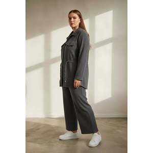 Conjunto de ropa de abrigo y pantalón de tela elástica con bolsillos, talla grande, color fumé - Product Image 3