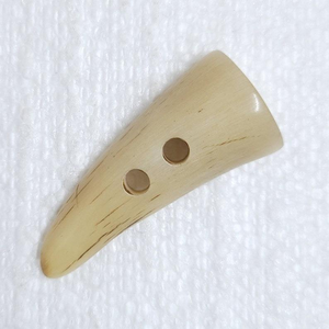 Attache en corne naturelle durable avec deux trous, technique polie pour la création de bijoux faits à la main par Tradebit - Product Image 4