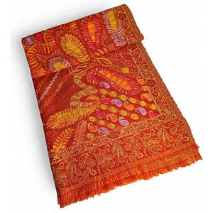 ผ้าพันคอขนสัตว์สีแดงเลือดหมูพร้อมงานปัก - Product Image 2