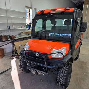 Véhicule utilitaire agricole Kubota RTV-X1100C 4x4 robuste, tracteur à roues côte à côte puissant avec pompe à moteur, état d'occasion - Product Image 1