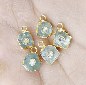 Aigue-marine en or brut, pendentif à bord galvanisé avec cristal de 3mm, breloques en pierre brute, pendentif à bord plaqué or pour - Product Image 4