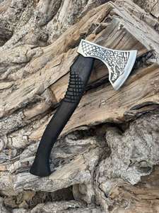 Hacha Vikinga Hecha a Mano con Funda de Cuero, Acero con Alto Contenido de Carbono, Madera de Fresno - Product Image 3