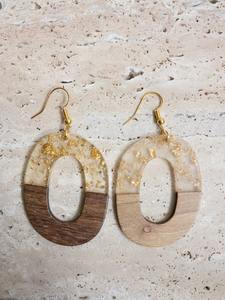 Boucles d'oreilles en résine de haute qualité avec des couleurs et des styles personnalisables pour une mode personnalisée chez Low Coast By HF CRAFTS - Product Image 3