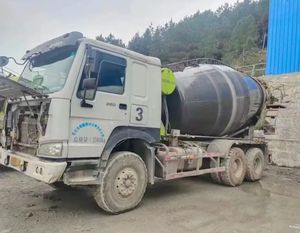 Camión Mezclador de Concreto Dongfeng ZOOMLION 8X4 Usado de Alta Eficiencia con Motor y Bomba en Venta - Product Image 5