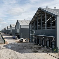 Entrepôt préfabriqué industriel professionnel à grande portée en structure métallique pour atelier, garage, hangar et centre de logistique