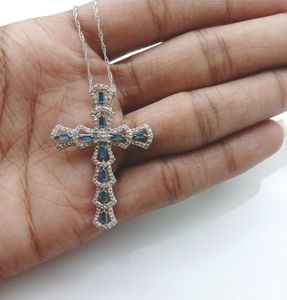 JEWELSPAARK Collier Pendentif Unisexe Chrétien Religieux en Argent Sterling avec Croix et Diamants Blancs et Bleus Naturels Ronds et Baguettes de 1,03 Ct - Product Image 1