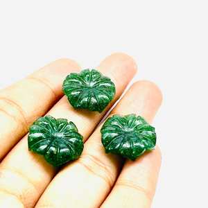 Gema de Cuarzo Verde Tallada a Mano en Forma de Flor de 17 mm, Amuleto de Flor - Product Image 1