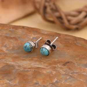 Pendientes de botón con engaste de bisel de turquesa Kingman, plata de ley chapada en oro de 18 quilates, piedra natural, lujo para mujer, certificados por terceros - Product Image 1