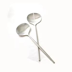 Juego de Servidores de Ensalada Decorativos de Metal para Cocina, Diseño Nuevo, Acabado Plateado Espejo, Mango Blanco Perla, Juego para Servir Ensaladas - Product Image 2