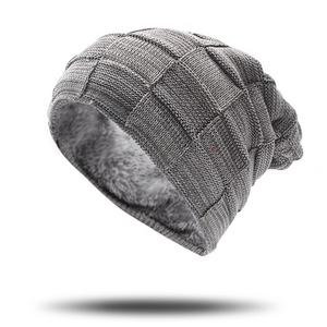 Venta al por mayor en Stock Venta caliente para hombre acrílico colorido grueso invierno sombrero personalizado cuero tejido etiqueta goma parche polar forrado Beanie - Product Image 4