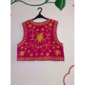 Chaleco de Terciopelo Rosa para Mujer con Bordado a Mano y Decoración Vintage, Talla Única, Prenda Exterior con Método de Tejido de Punto y Logotipo - Product Image 2