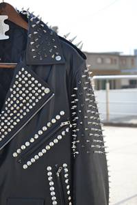 Veste en cuir pour femmes sur mesure en gros Vestes en cuir clouté véritable à la mode en tissu de peau de vache véritable avec pointes en métal unisexe - Product Image 4