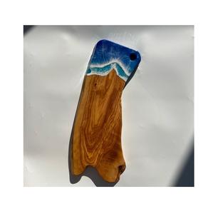Elégante planche à découper en résine faite de bois naturel et d'un mélange d'art de résine idéal pour trancher et servir de beaux aliments - Product Image 4