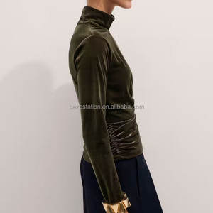 Usine de vêtements pour femmes haut de gamme sur mesure OEM/ODM, haut <span class=keywords><strong>fluide</strong></span> en velours à col montant et manches longues, chemisier en velours plissé, vente en gros - Product Image 4