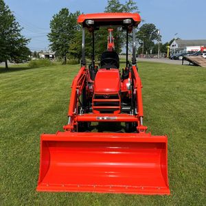 รถแทรกเตอร์ Kubota L4060 40 แรงม้า สีแดง ขับเคลื่อน 4 ล้อ ระบบเกียร์ พร้อมที่ตักด้านหน้าและรถขุดด้านหลัง รถแทรกเตอร์อเนกประสงค์สำหรับทำสวน - Product Image 2