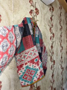 Chaqueta Kantha Vintage Reversible de Moda, Unisex, Hecha a Mano, Corta, para Invierno, con Patrón Floral, Talla Única, Personalizable - Product Image 5