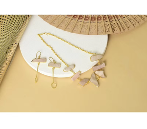 Elegante Collar con Cadena Chapada en Oro y Brillante Piedra Preciosa con Diseño de Rosa Radiante, Ideal para Uso Diario - Product Image 5