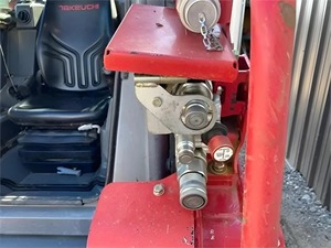 Alta eficiencia 2016 TAKEUCHI TL10V2 Compact Skid Steer Loader Motor multifuncional Diesel Barato Máquina bien mantenida - Product Image 4