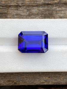 Étonnante pierre précieuse de taille émeraude d'octogone de Tanzanite naturelle bleu royal avec couleur de luxe, loupe de tanzanite zoisite propre 18.37 carat. - Product Image 2