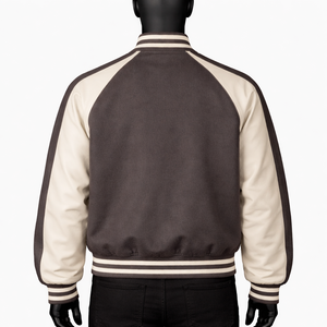 แจ็คเก็ตวาร์ซิตี้สีเทาแบบสตรีทแวร์ปักลายตามสั่ง OEM พร้อมแขนเสื้อตัดสี แจ็คเก็ตเลตเตอร์แมนคลาสสิก แจ็คเก็ตวาร์ซิตี้สำหรับผู้ชาย - Product Image 2