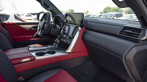 LX600 F Sport 2024-2025 Usada, LHD, Van, Tracción en las Cuatro Ruedas, Interior de Cuero Oscuro, Techo Panorámico, Automática, Motor 4.5L de Aspiración Natural - Product Image 5